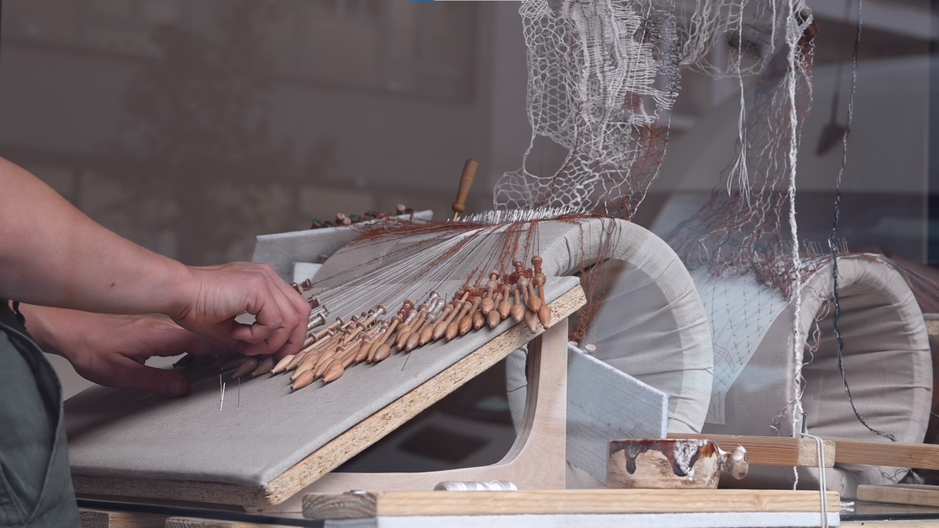 Clepsydre, un métier de dentelle à deux corps, 2022 Performance et installation textile, collaboration entre gladys sauvage et Aurélie Delimoy