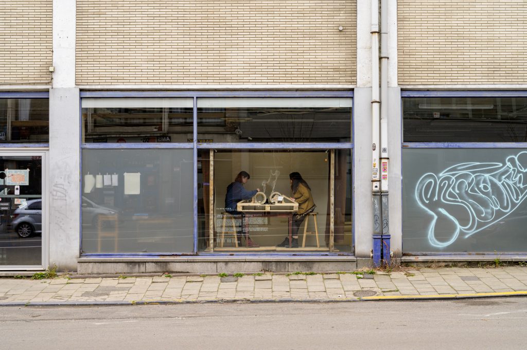 Clepsydre, un métier de dentelle à deux corps, 2022 Performance et installation textile, collaboration entre gladys sauvage et Aurélie Delimoy